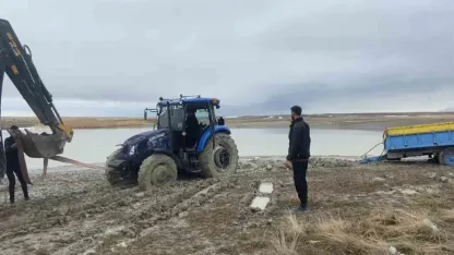 Van Gölü sahilinde çamura saplanan traktör kepçe ile kurtarıldı