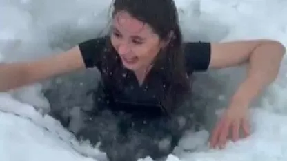 Kars’ta bir kadın Çıldır Gölü’nün buz gibi suyuna girdi