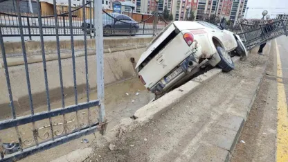 Malatya’da kontrolden çıkan pikap kanala uçtu
