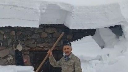 Çatıdan düşen kar kütlesinden saniyelerle kurtuldu