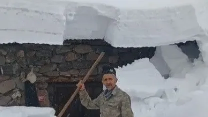 Çatıdan düşen kar kütlesinden saniyelerle kurtuldu