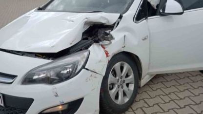 Tren hemzemin geçitte araca çarptı: 3 yaralı