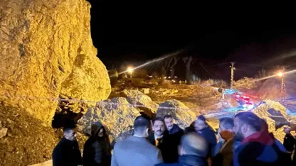 Vali yardımcıları dev kayaların düştüğü bölgede inceleme yaptı
