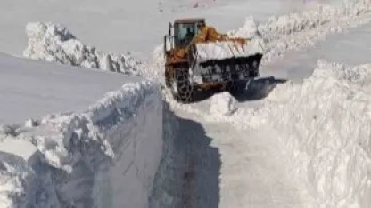 Karlıova’da 2 metreyi aşan karla mücadele