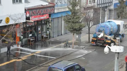 Kars’ta kaldırımlar tazyikli suyla yıkanıyor