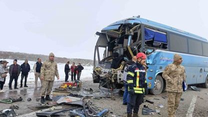 Erzurum'da trafik kazası; İran plakalı yolcu otobüsü tıra arkadan çarptı, 1 ölü, 10 yaralı