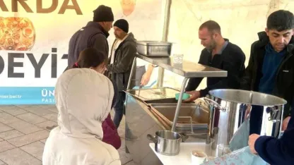 Pasinler Belediyesi’nden vatandaşa sıcak yemek ikramı