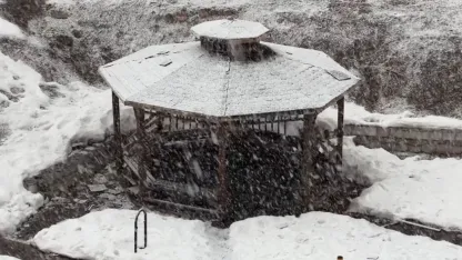 Yüksekova’da lapa lapa kar yağışı başladı