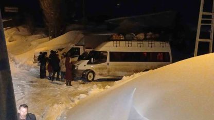 Iğdır'ın Tuzluca ilçesinde 'Köy yolunda mahsur kalan öğrenci servisi kurtarıldı