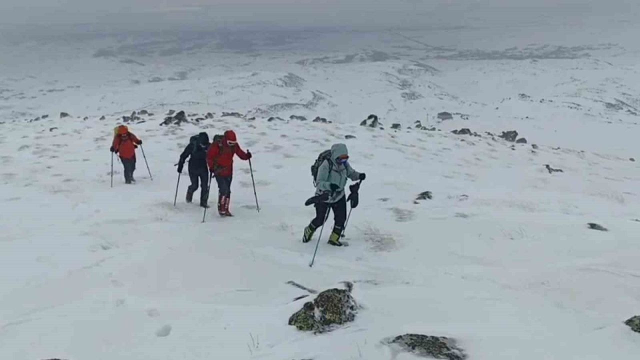 7 dağcının Süphan Dağı tırmanışı hava muhalefetine takıldı