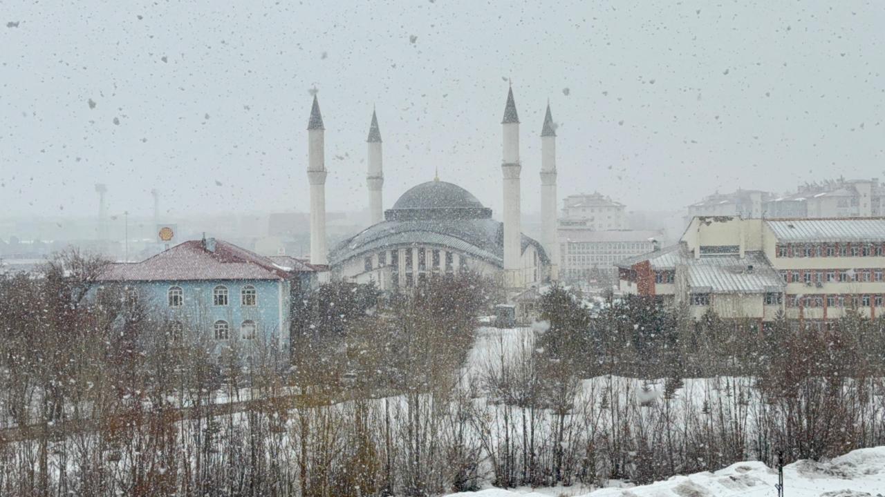 AĞRI BEYAZA BÜRÜNDÜ