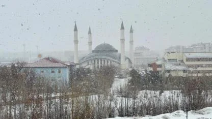 AĞRI BEYAZA BÜRÜNDÜ