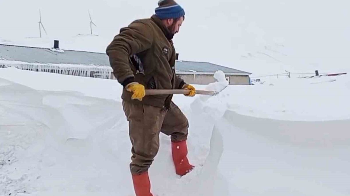 Ağrı Taşlıçay’da kar yığınları evlerin boyuna ulaştı