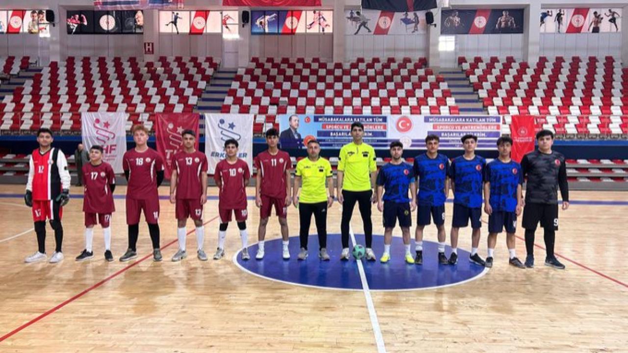 Ağrı’da 20 okul takımı futsal şampiyonluğu için sahaya çıktı