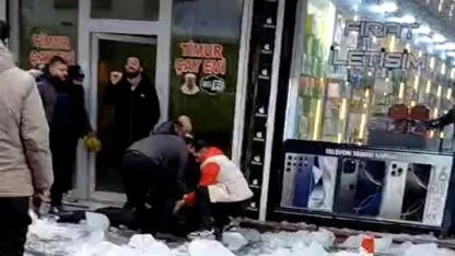 Ağrı’da çatıdan düşen kar kütlesi paniğe neden oldu: 1 yaralı