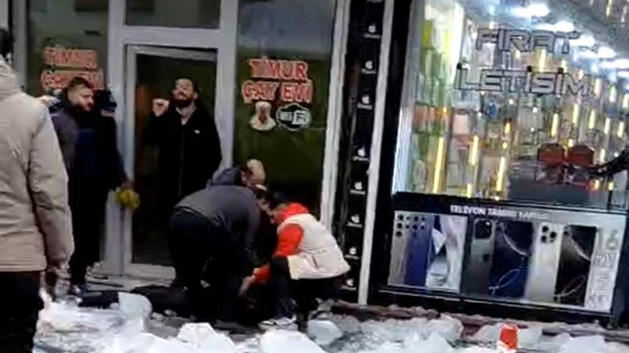 Ağrı’da çatıdan düşen kar kütlesi paniğe neden oldu: 1 yaralı