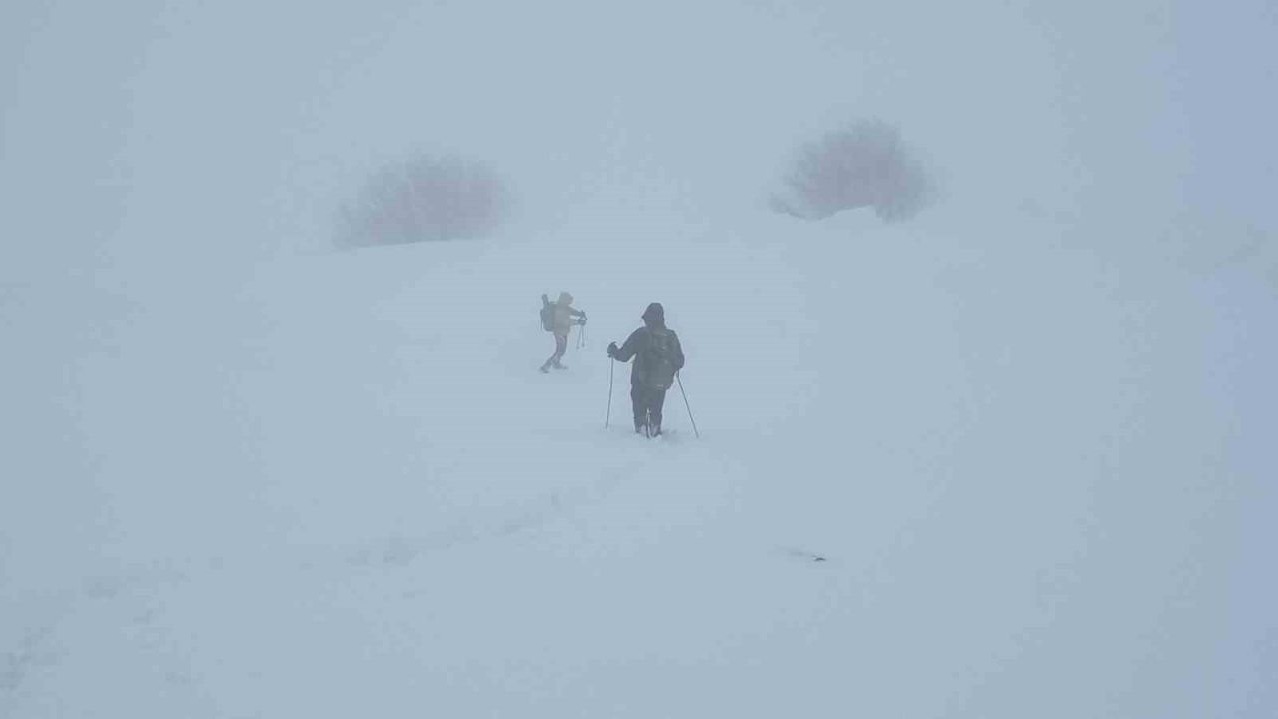 Ağrı'da dağcılar Bubi Dağı’na kış tırmanışı yaptı, zirvede kar mağarası oluşturdu