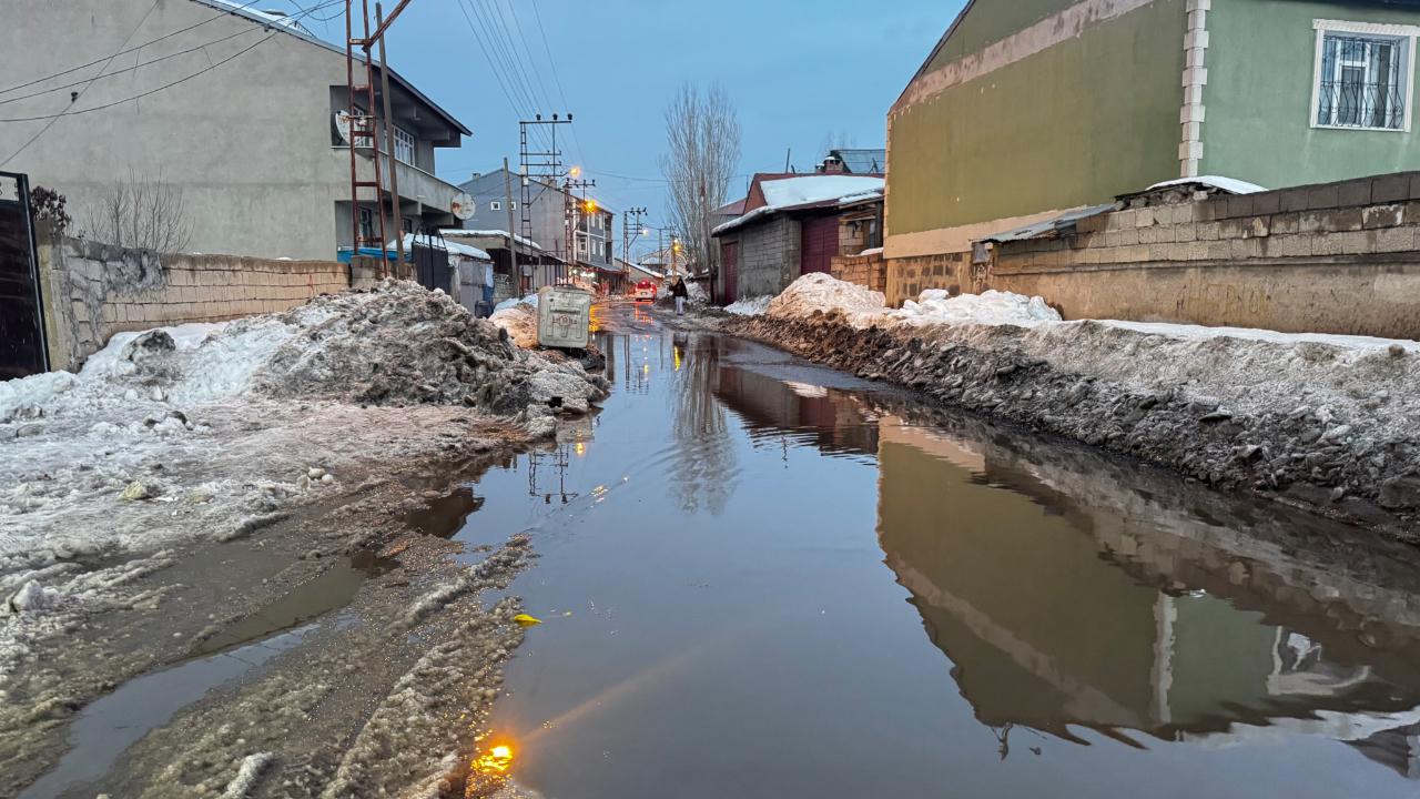 Ağrı’da Eriyen Kar Yolları Göle Çevirdi