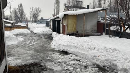 Ağrı’da Eriyen Karlar Göletlere Dönüştü