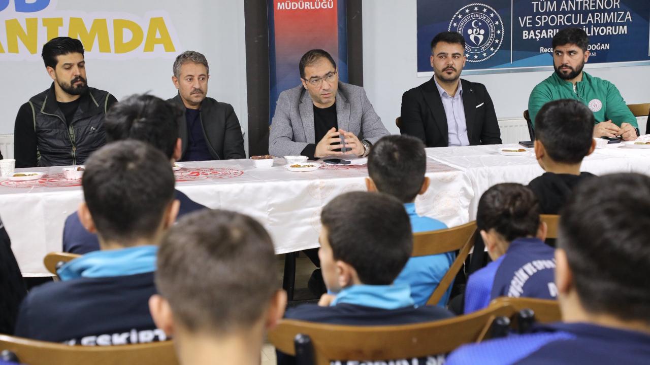Ağrı’da genç sporcularla iftarda buluştu