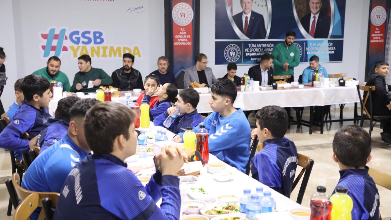 Ağrı’da genç sporcularla iftarda buluştu