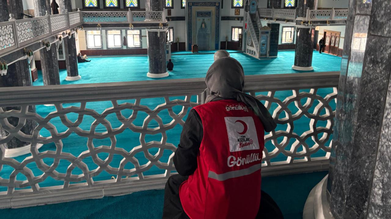 Ağrı’da gönüllü kadınlar camileri temizledi