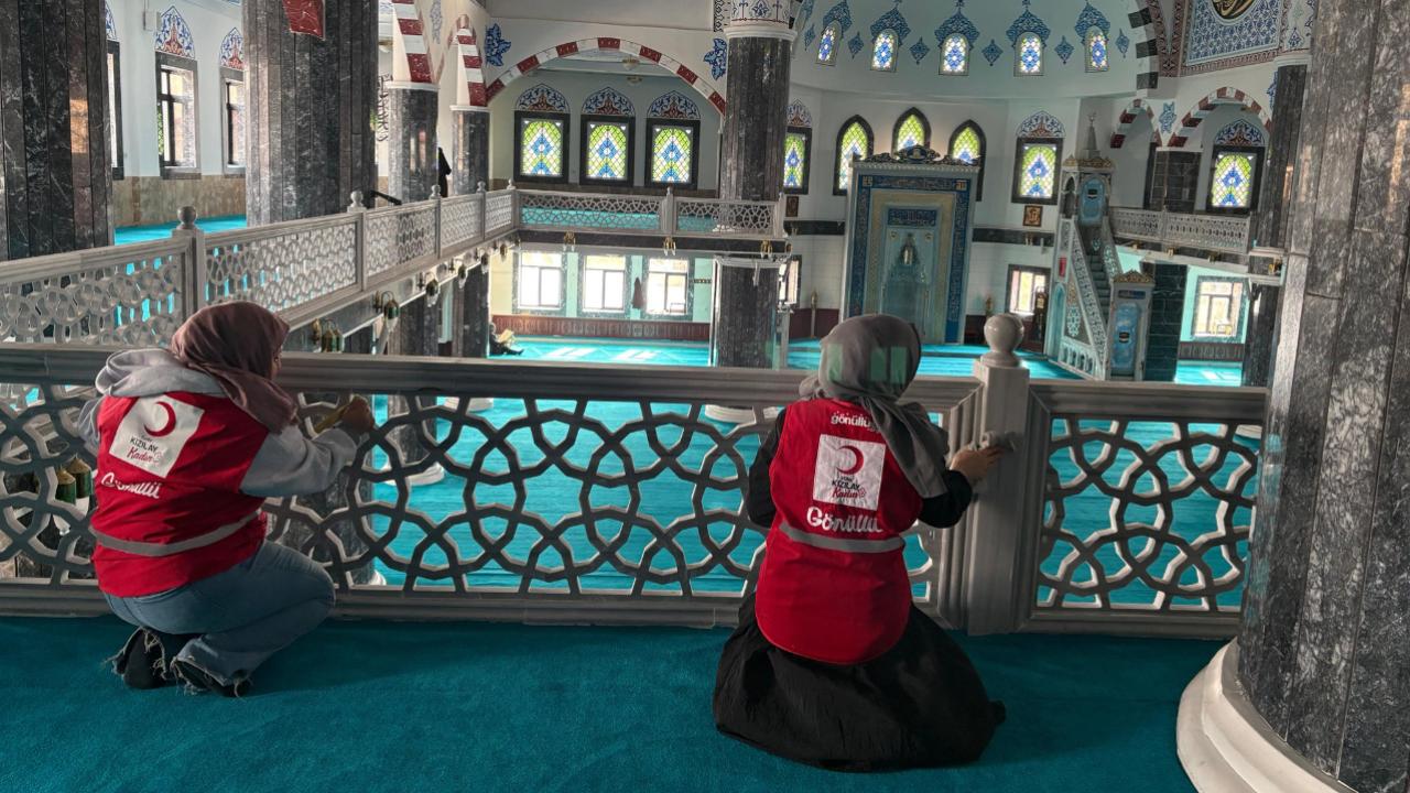 Ağrı’da gönüllü kadınlar camileri temizledi