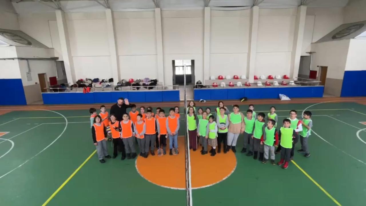 Ağrı’da ilkokul öğrencileri hem eğlendi hem spor yaptı