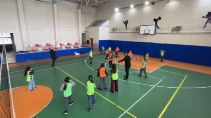 Ağrı’da ilkokul öğrencileri hem eğlendi hem spor yaptı