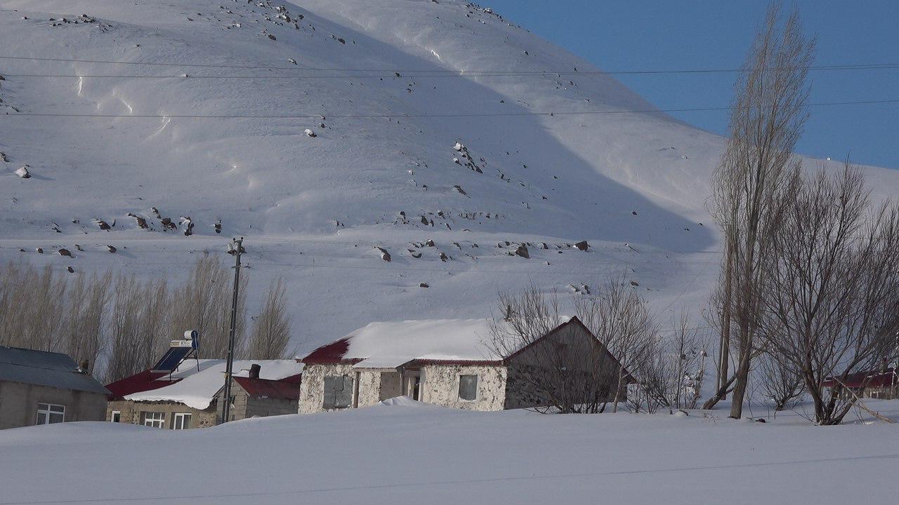 Ağrı’da Kar, Soğuk Havaya Kısa Bir Mola Verdirdi