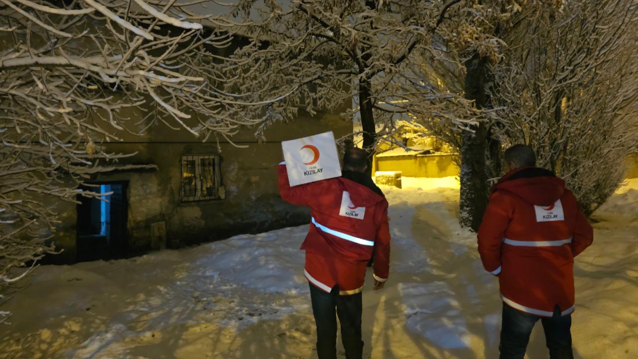 Ağrı’da kar ve tipiye rağmen köylere gıda desteği (Videolu Haber)