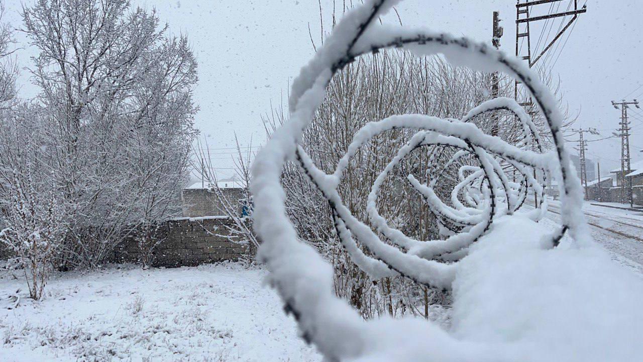 Ağrı’da kar yağışı sürüyor, Valilikten peş peşe uyarı (Videolu Haber)