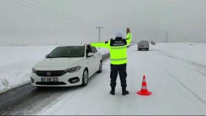 Ağrı’da kar yağışı uyarısı sonrası trafik  denetimleri artırıldı