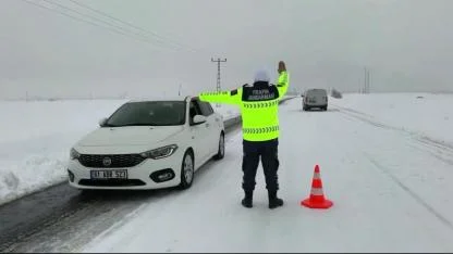 Ağrı’da kar yağışı uyarısı sonrası trafik  denetimleri artırıldı