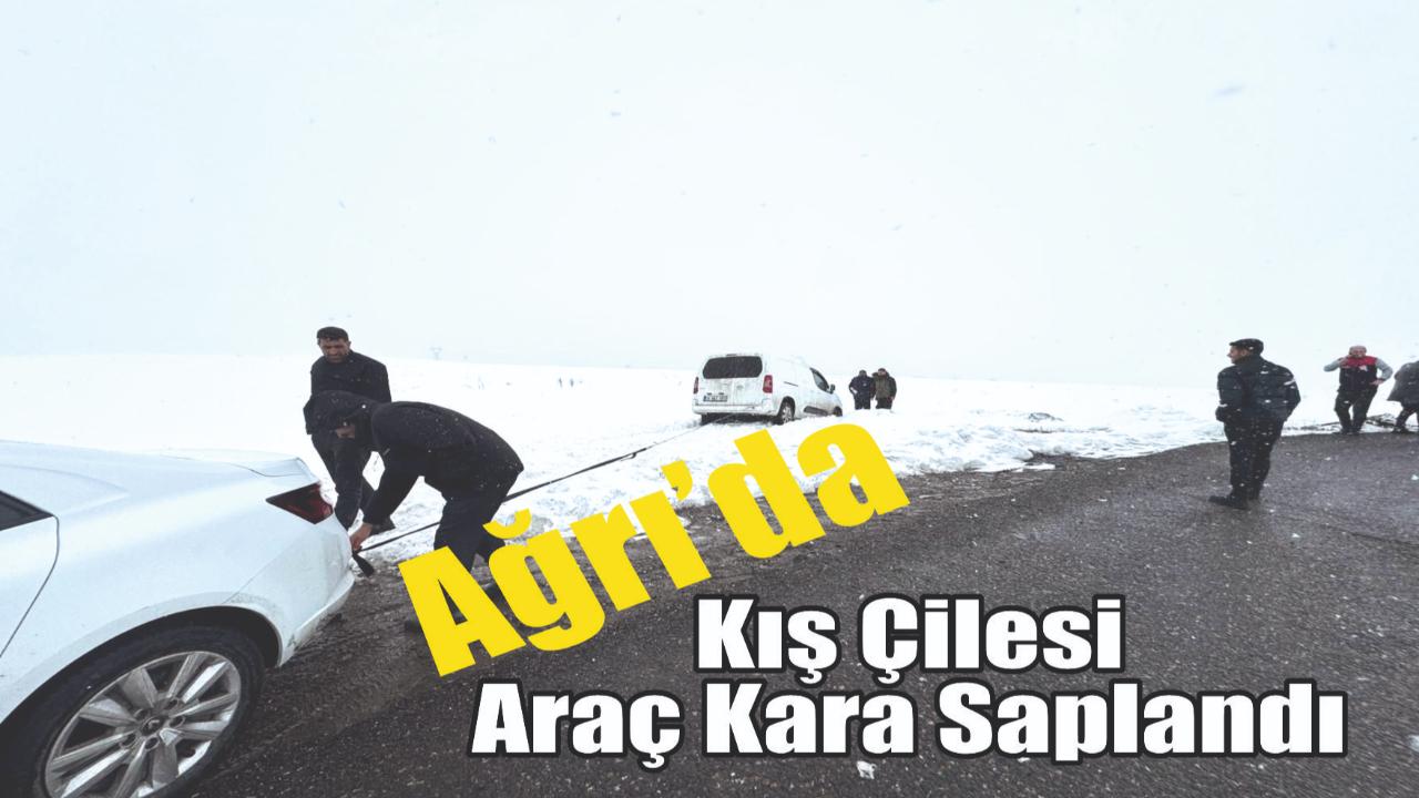 Ağrı’da kara saplanan araç vatandaşların yardımıyla kurtarıldı