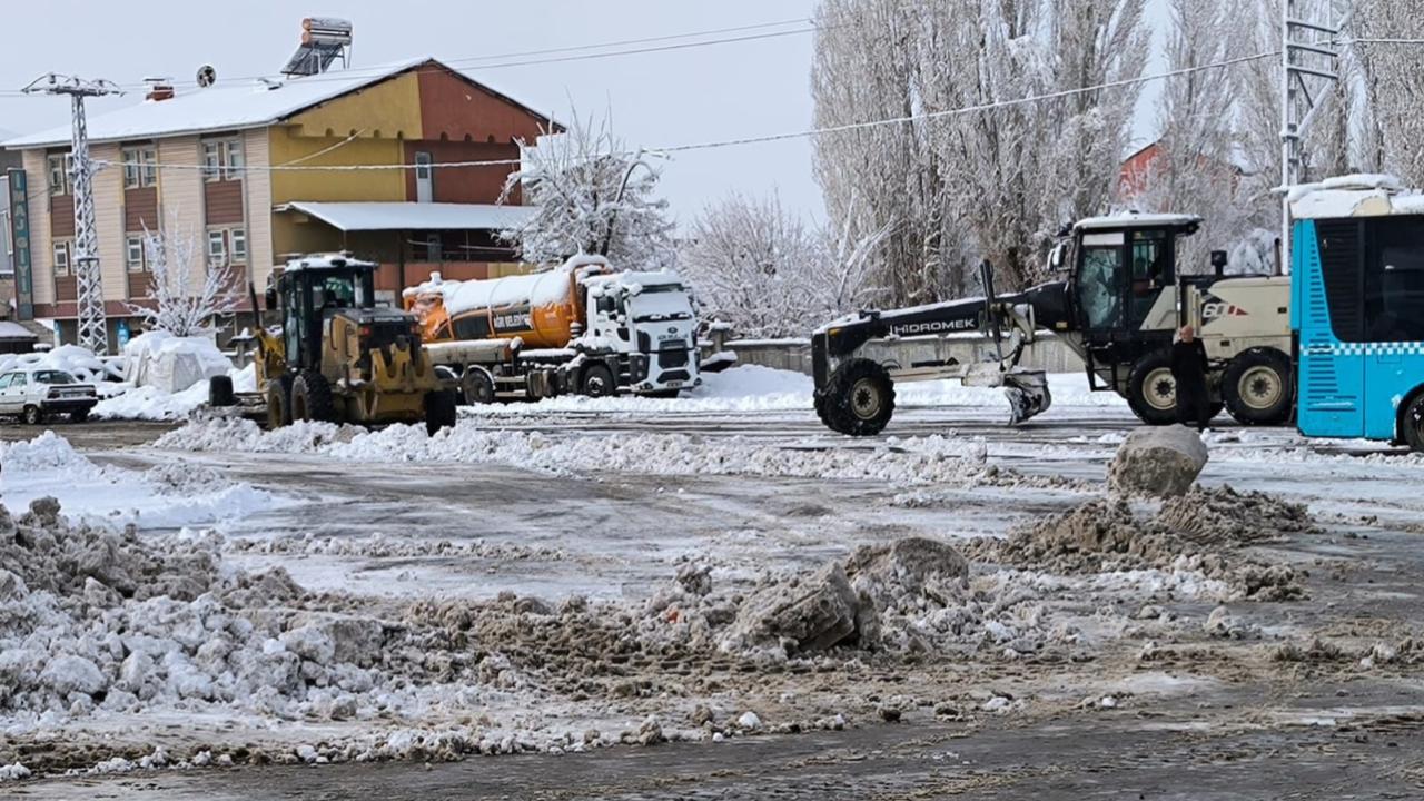 Ağrı’da karla mücadele çalışmaları aralıksız sürüyor