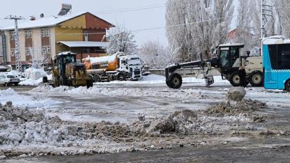 Ağrı’da karla mücadele çalışmaları aralıksız sürüyor