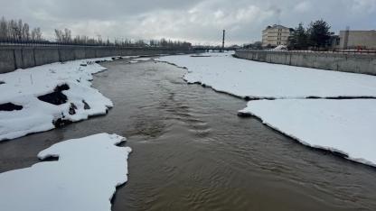 Ağrı’da Murat Nehri’nde buzlar çözülmeye başladı