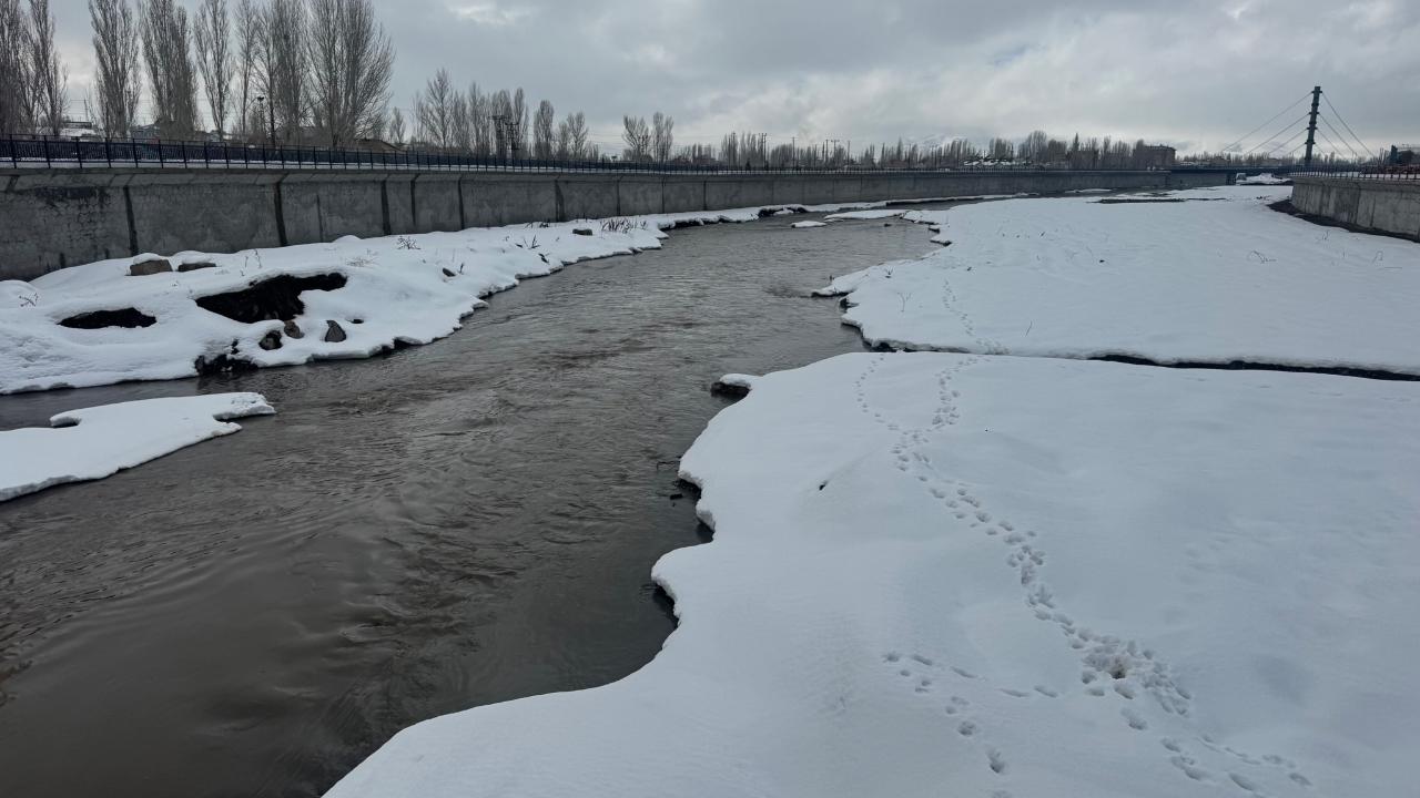 Ağrı’da Murat Nehri’nde buzlar çözülmeye başladı