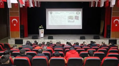 Ağrı’da okul servis şoförlerine trafik bilgilendirmesi verildi