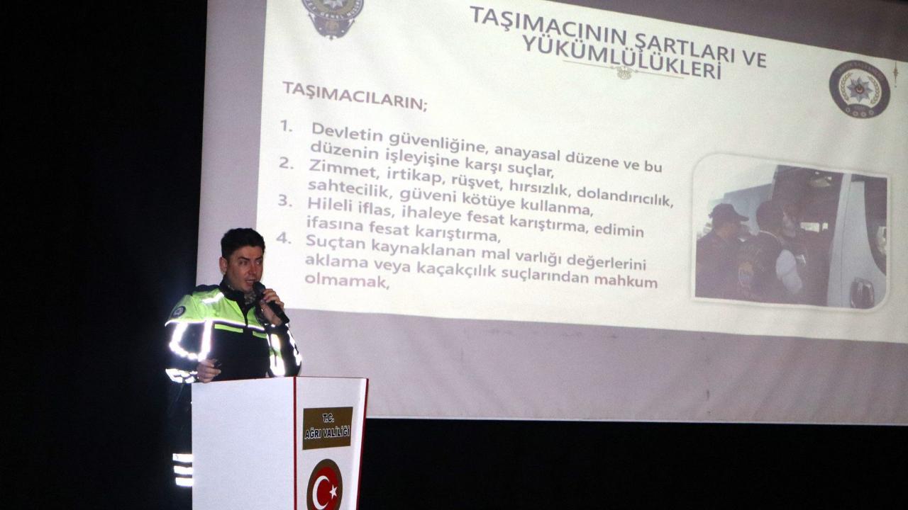 Ağrı’da okul servis şoförlerine trafik bilgilendirmesi verildi