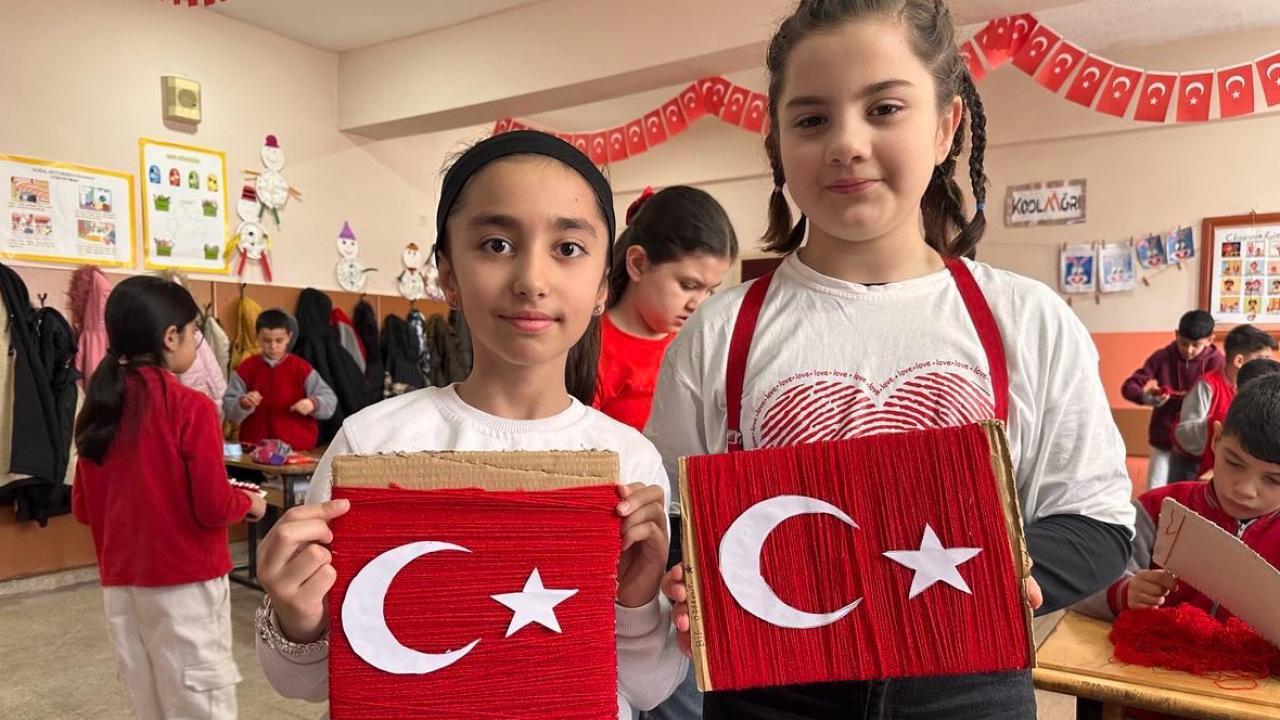 Ağrı’da Okullarda İkinci Dönem Zili “Bayrak Sevgisi” Temasıyla Çaldı