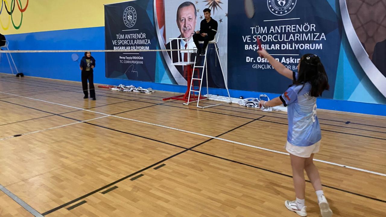 Ağrı’da Yıldızlar Badminton Turnuvası Başladı