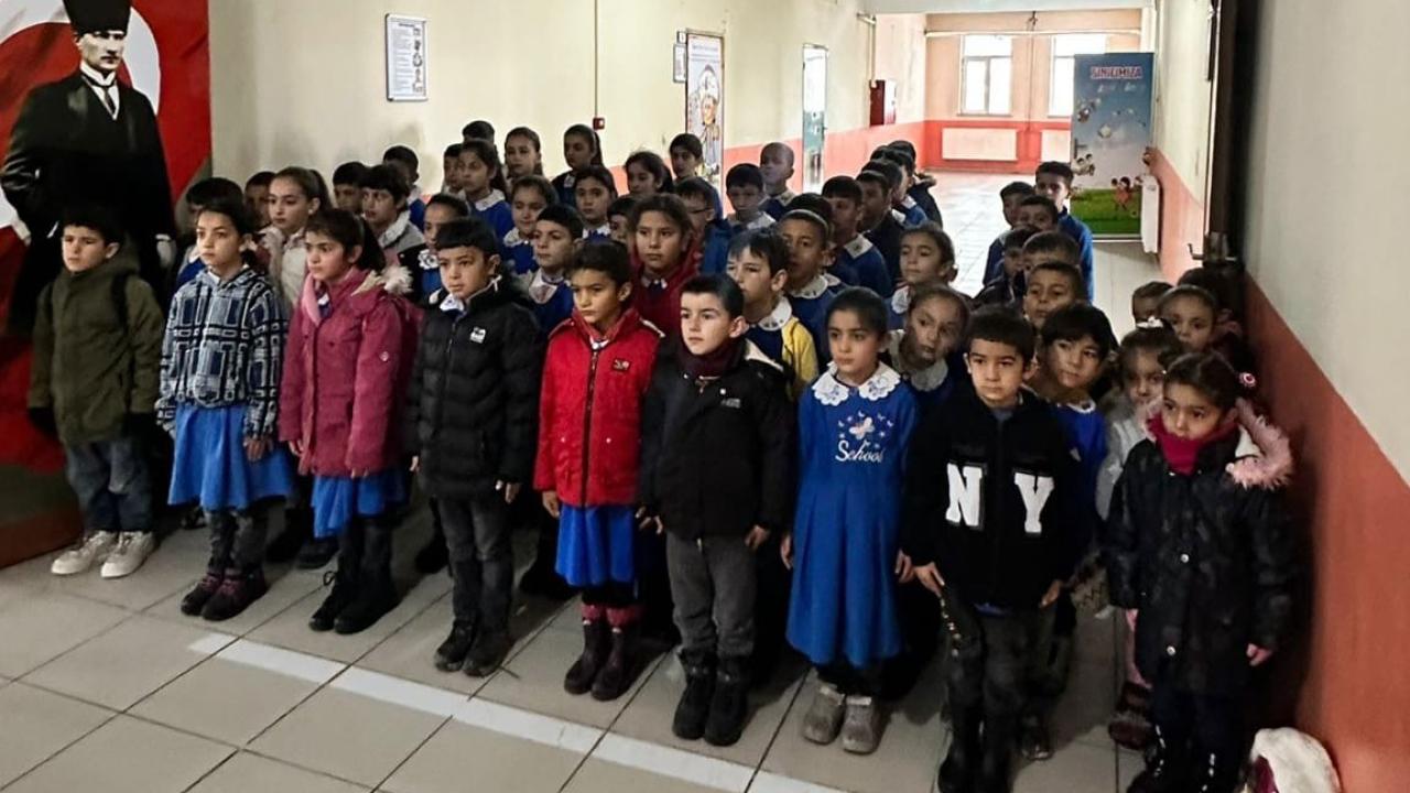 Ağrı’daki eğitim kurumlarında 6 Şubat depremleri için anma yapıldı