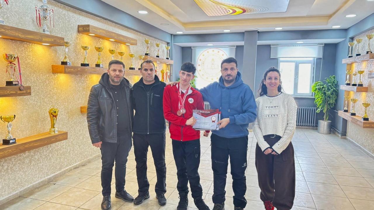 Ağrılı öğrenci para yüzmede Türkiye derecesi elde etti