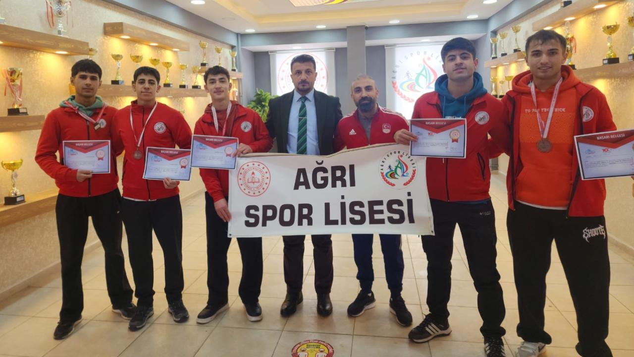 Ağrılı öğrenciler Türkiye şampiyonasında madalya kazandı