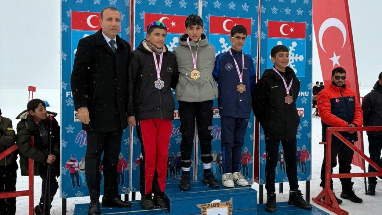 Ağrılı Sporcular Hakkâri’de Madalyaları Topladı