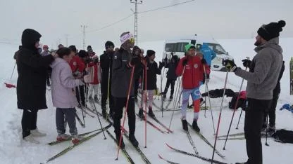 Ağrı’nın genç kayakçıları zirve için antrenmanlarını aralıksız sürdürüyor
