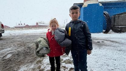 Ağrı’nın kara kışında sıcak yardımlar devam ediyor