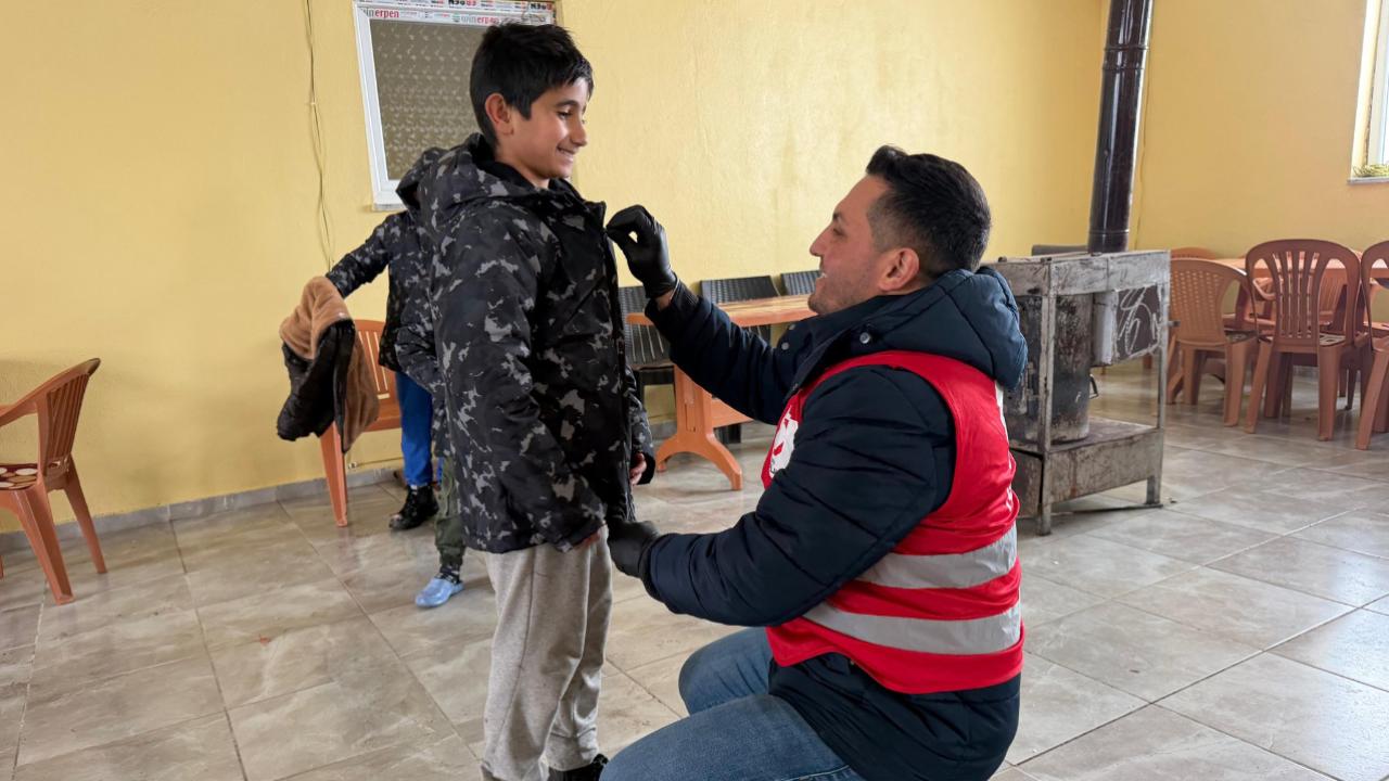 Ağrı’nın kara kışında sıcak yardımlar devam ediyor